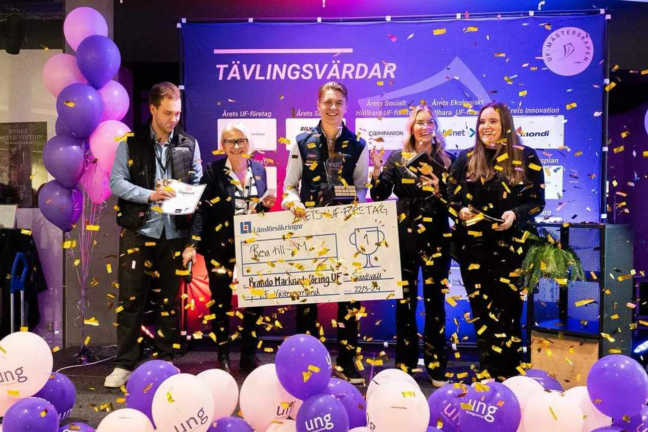 En grupp människor som står framför en gigantisk check.