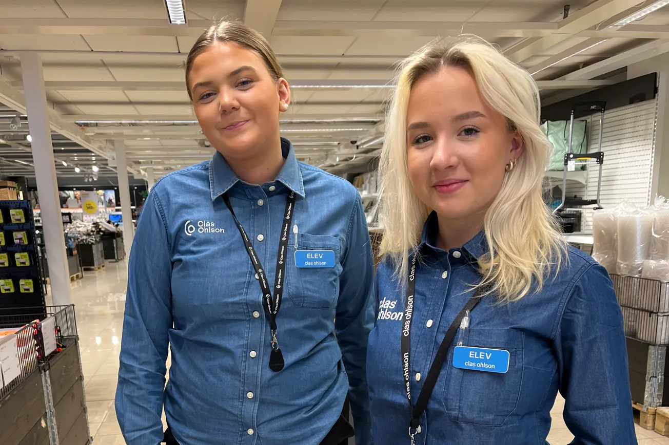 Några kvinnor som står bredvid varandra.
