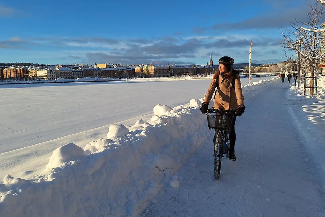 Cyklist som cyklar längs Norra kajen