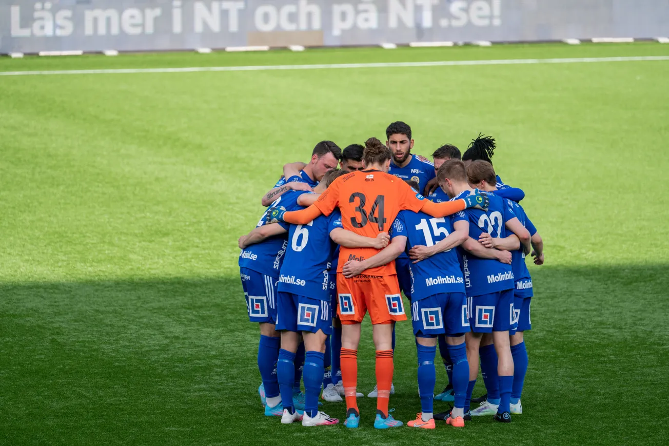 En grupp fotbollsspelare står samlade på planen.