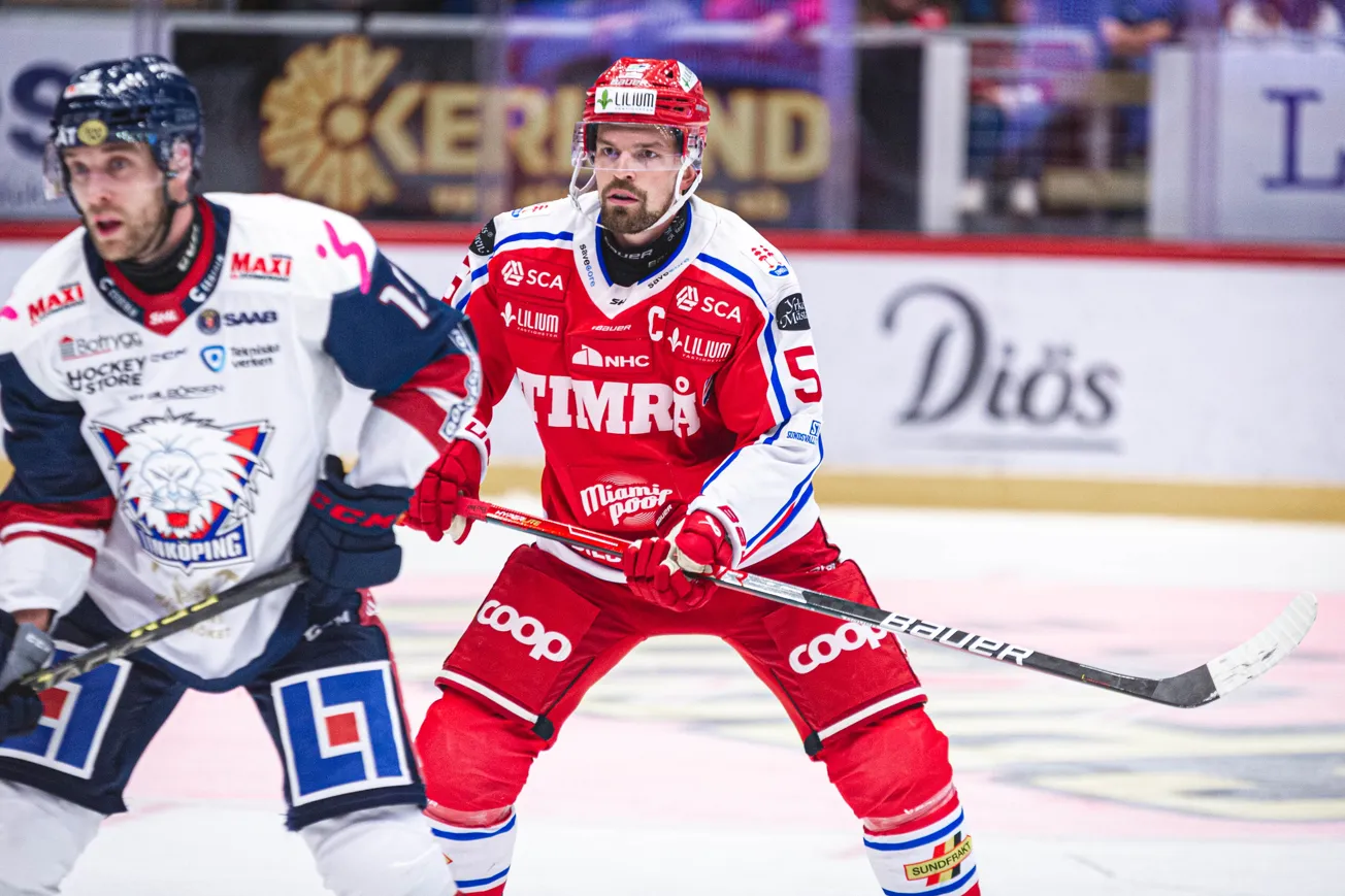 Några män som spelar en match ishockey.