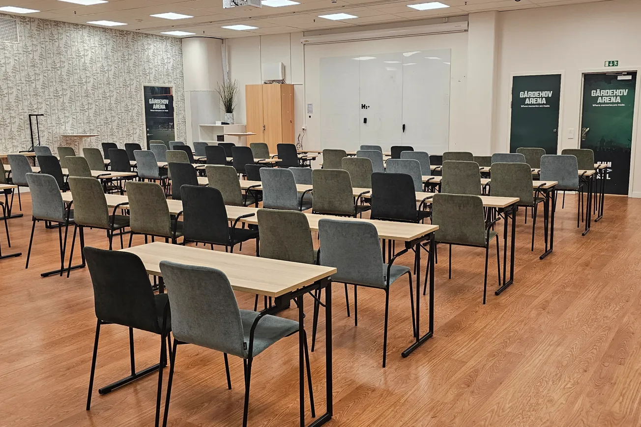 Konferensrum med bord och stolar.