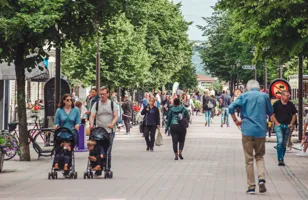 Människor promenerar på Storgatan i Sundsvall. Foto: Evelina Ytterbom