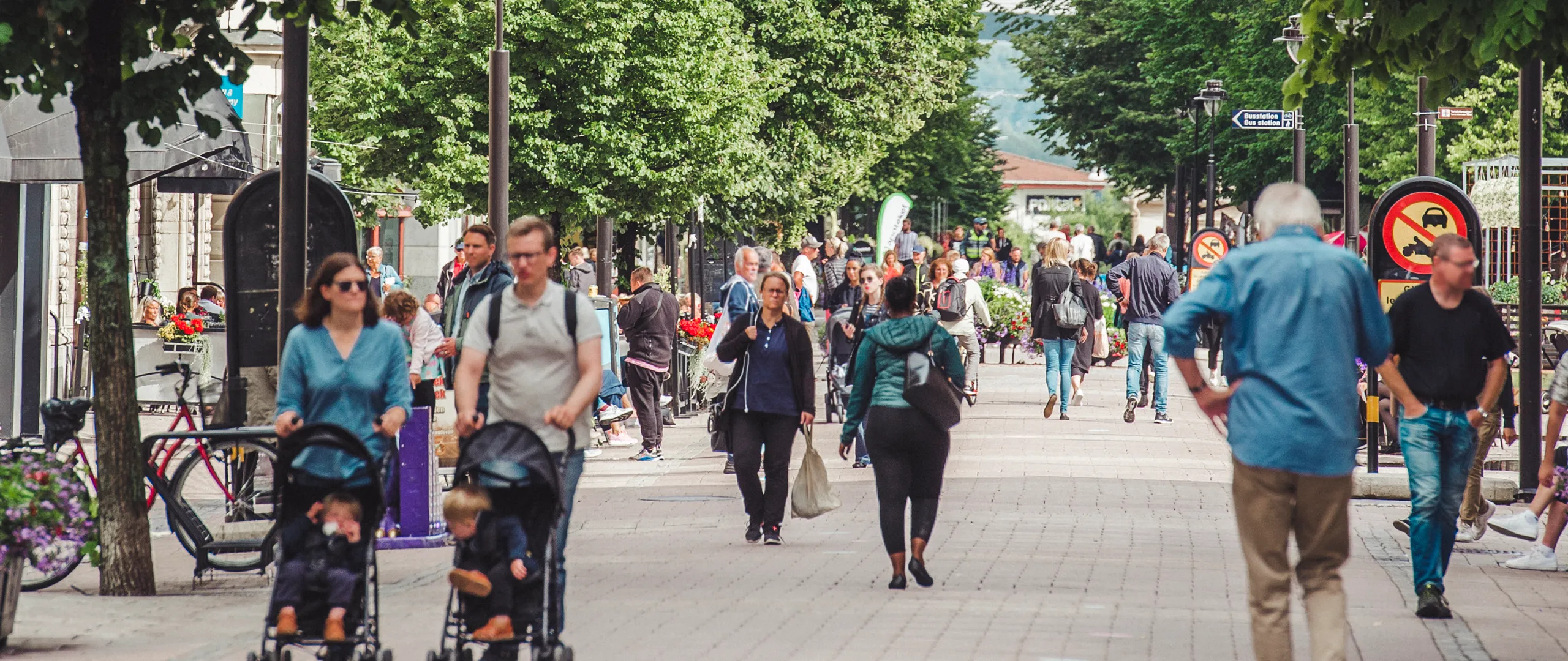 En grupp människor som går längs en gata bredvid träden. Foto: Evelina Ytterbom