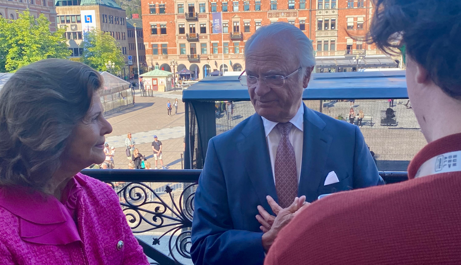 Kungaparet intervjuas av Mille på Stadshusets balkong vid Stora torget i Sundsvall.