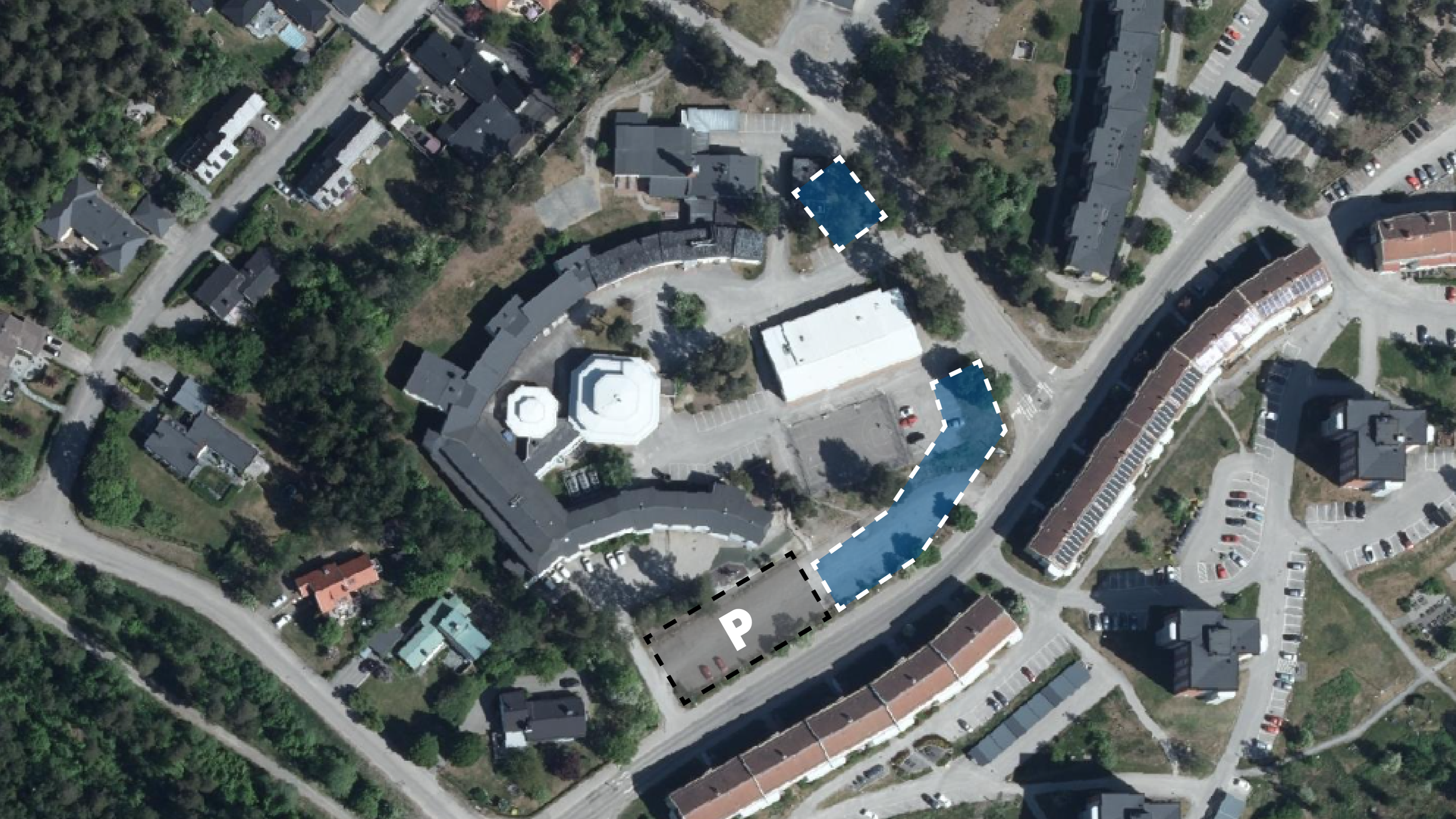 Flygfoto med två markeringar som visar var flerbostadshusen ska vara och en markering som visar var parkeringshuset ska vara.