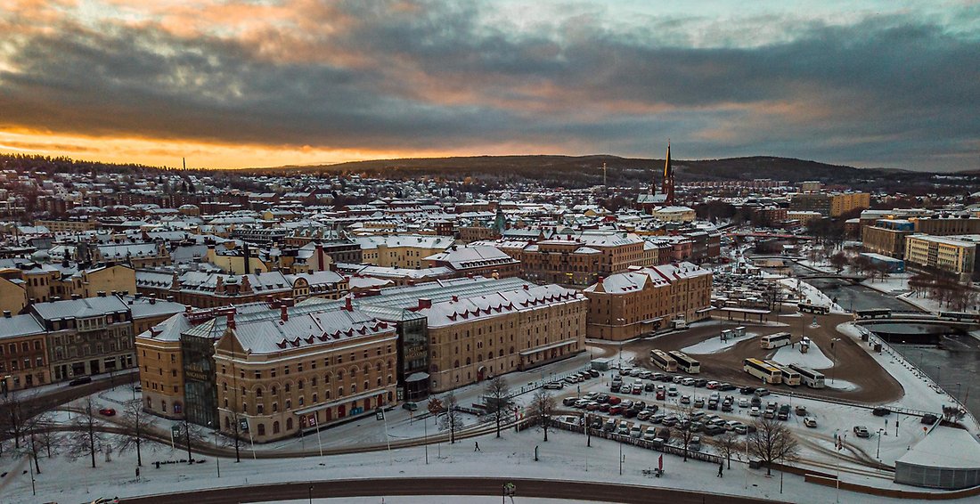 Drönarbild över ett snötäckt Stenstan