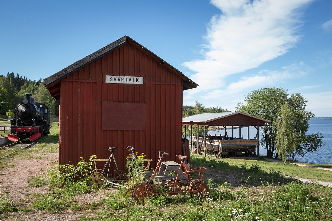 En röd byggnad och ett ånglok.
