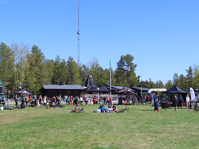 Friluftscentrum på Södra Berget i Sundsvall i samband med säsongsöppning
för Södra Berget Bike Arena och Vårfesten. Foto: Sundsvalls kommun.