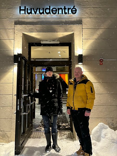 En ung kille och en man står utanför entrén till Tornhuset i Sundsvall.