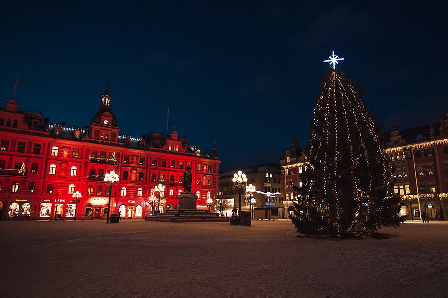 Stora torget i Sundsvall kvällstid med julgran och fasadbelysning.
