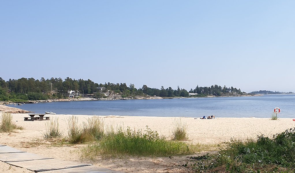 Tranvikens havsbad med sandstranden i förgrunden och havet i horisonten.
