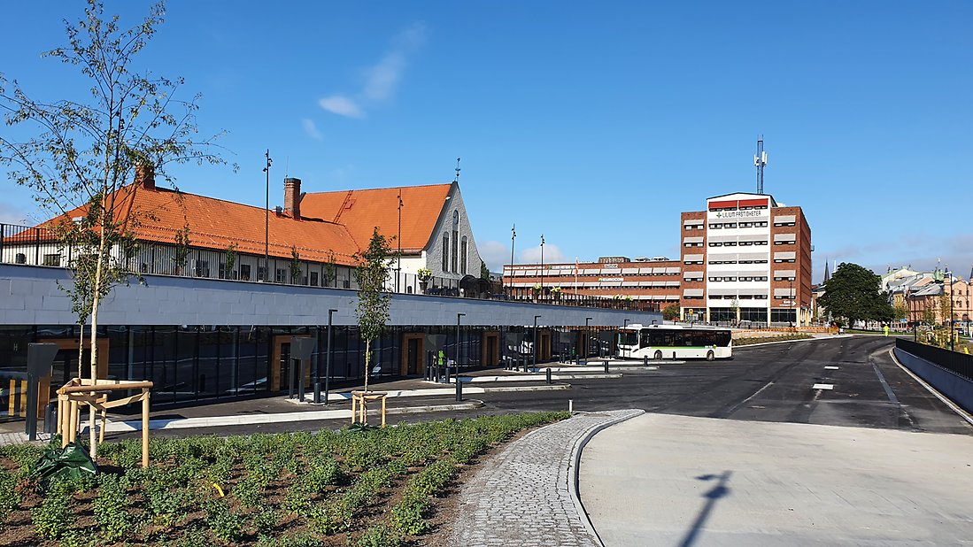Sundsvalls resecentrum i form av vår centralstation ses i bilden där Sundsvalls vägnät kopplas ihop med tågtrafiken. 
