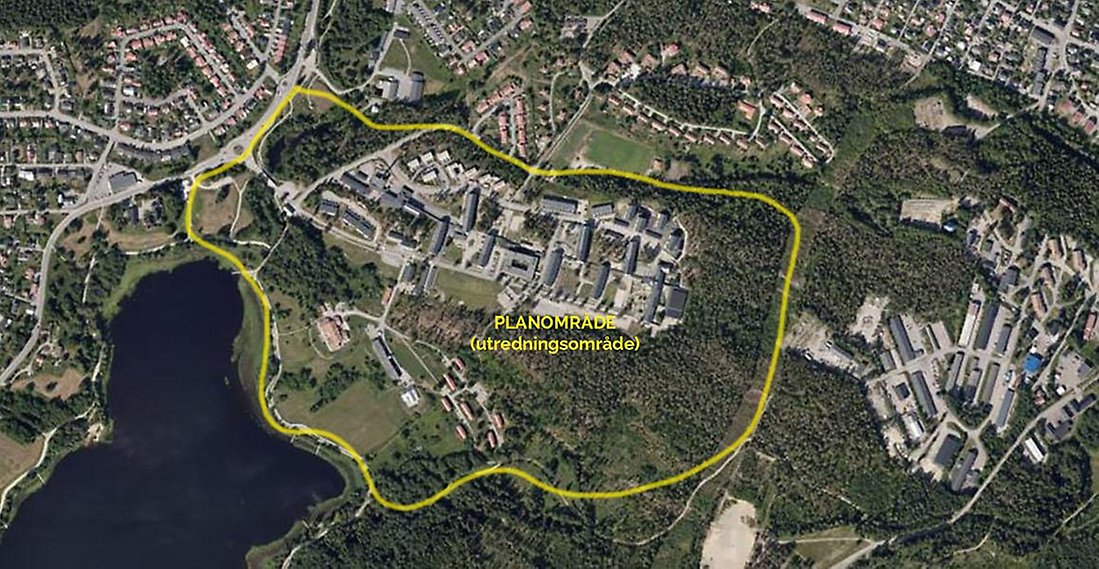 Flygbild över Sidsjöhöjden där planområdet är markerat med en gul linje. Området omfattar bebyggelse, grönområden och skogspartier öster om Sidsjön, med omgivande bostadsområden runtom.