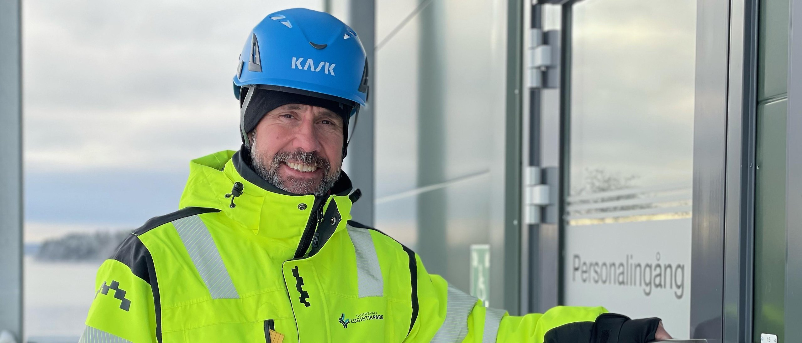 En man i bygghjälm