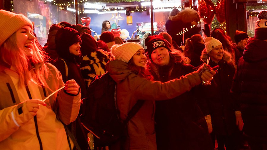 Människor samlade på torget under Musikhjälpen
