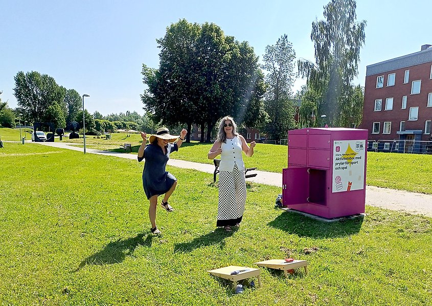 Landskapsarkitekt Malin Edström och stadsbyggnadsnämndens ordförande Jeanette Hedlund (S), använder saker från Piffl-boxen i parken i Sundsbruk. Foto: Sundsvalls kommun.