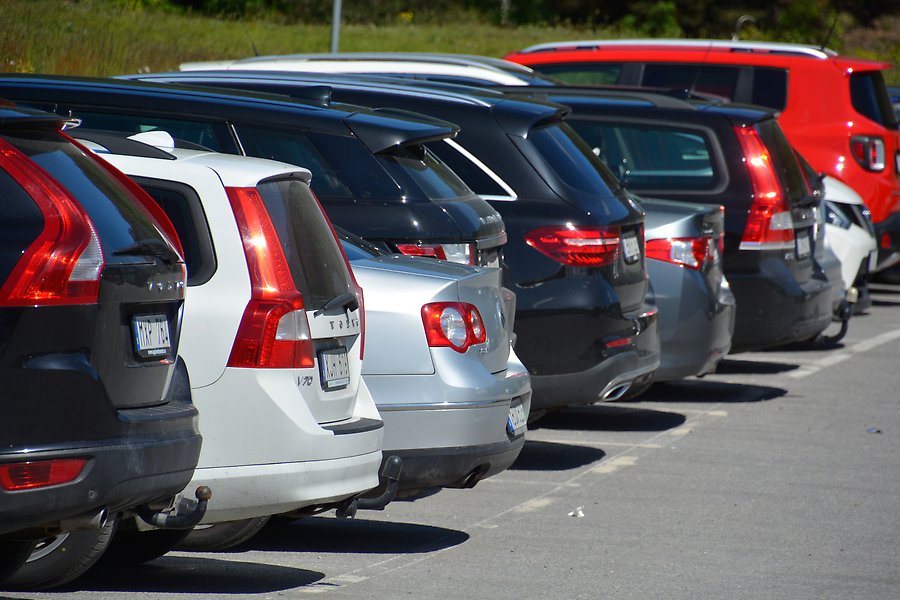 Bilar som står parkerade bredvid varandra