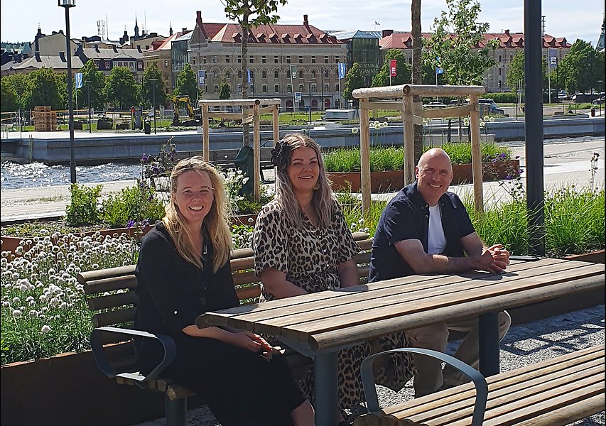 Emma Näslund, markupplåtare, Jeanette Hedlund (S), stadsbyggnadsnämndens ordförande och Andreaz Strömgren, stadsbyggnadsdirektör vid Lotstorget på Norra kajen. Foto: Sundsvalls kommun.