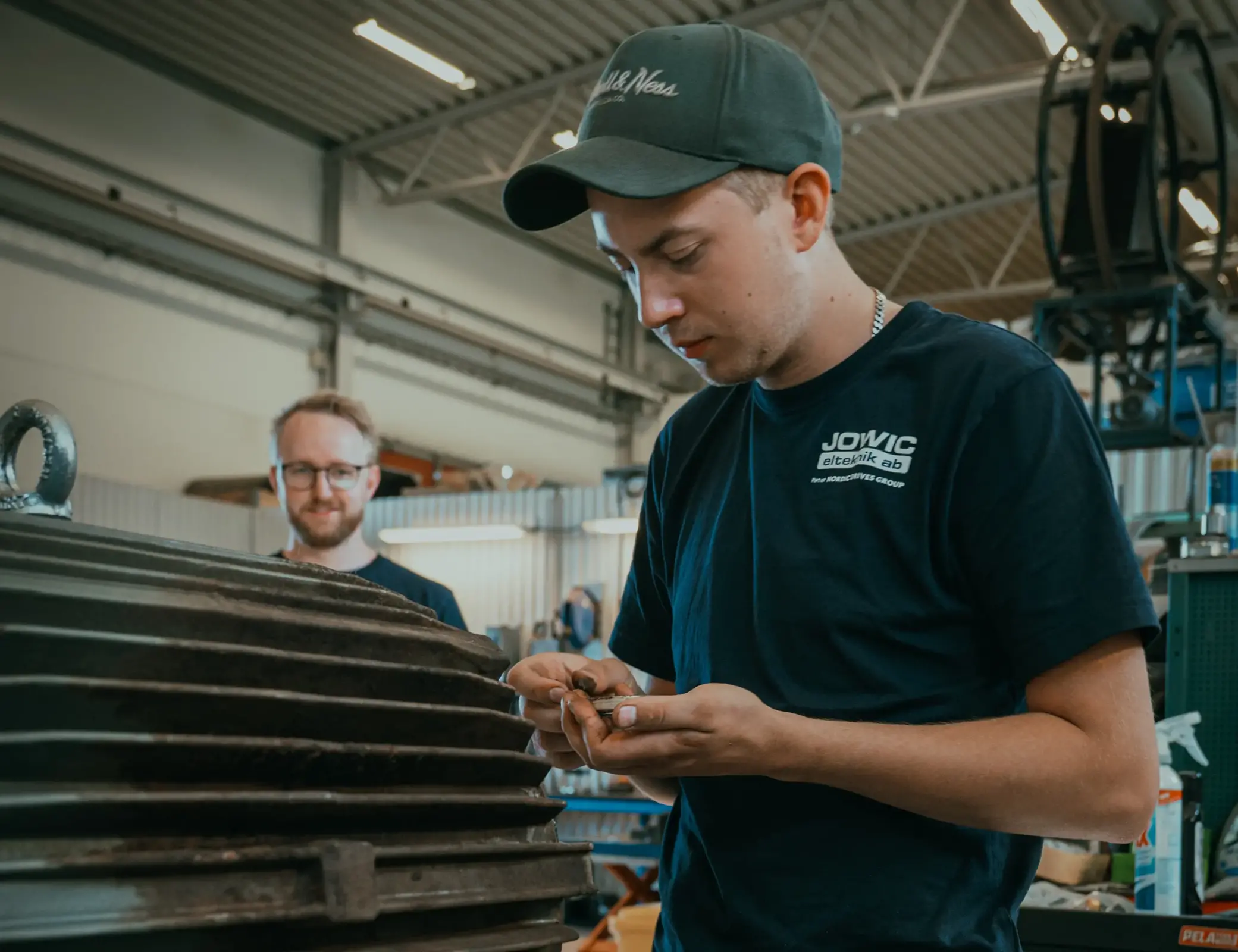 Ung kille arbetar i verkstaden