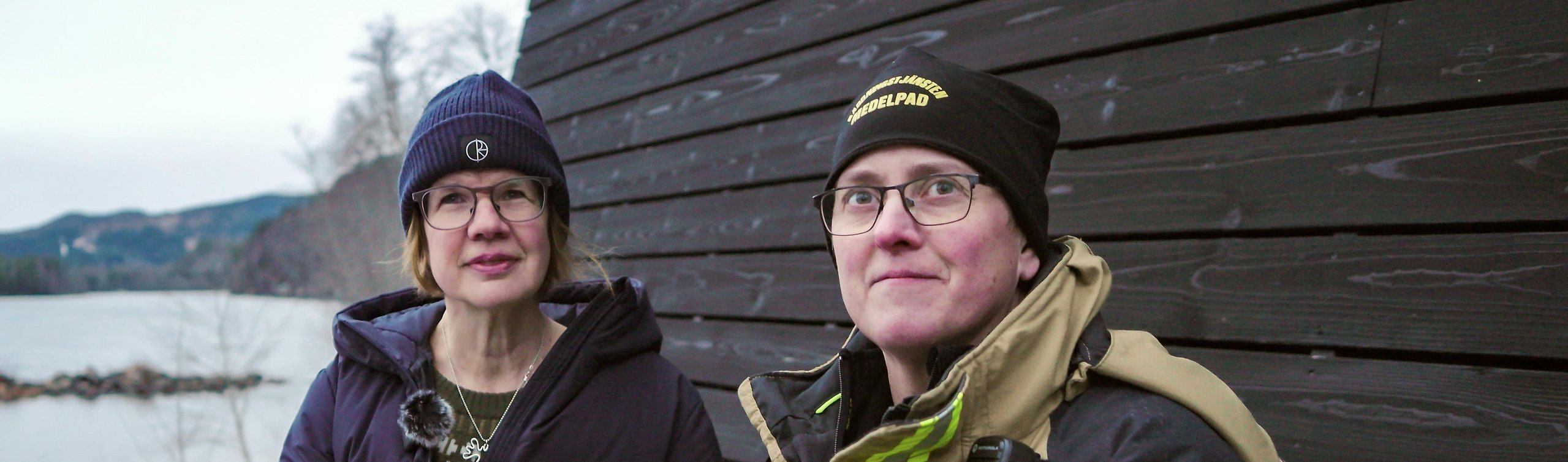 Två kvinnor tittar in i kameran