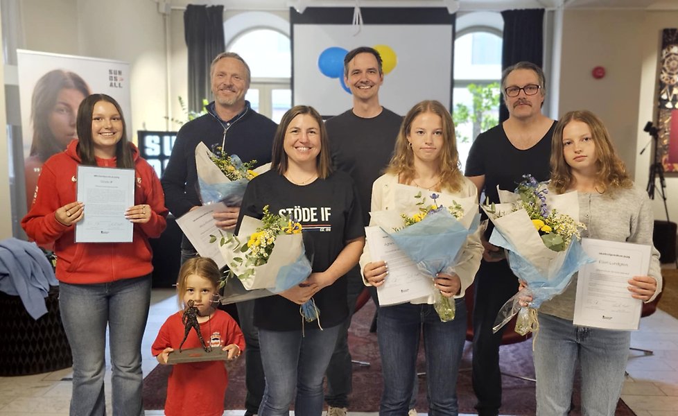 Gruppfoto av årets stipendiater 2025. Från vänster Stöde IF med Vilma Udd, Ester Udd (lilla tjejen) och Malin Udd. Pappa Henrik Åkesson som företrädde Alva Åkesson. Niklas Evaldsson (V) ordförande kultur- och fritidsnämnden. Agnes Lundgren. Magnus Lannemark Kovlands IF. Ellen Lundgren.