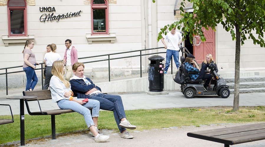 En grupp ungdomar i en park utanför Kulturmagasinet i Sundsvall