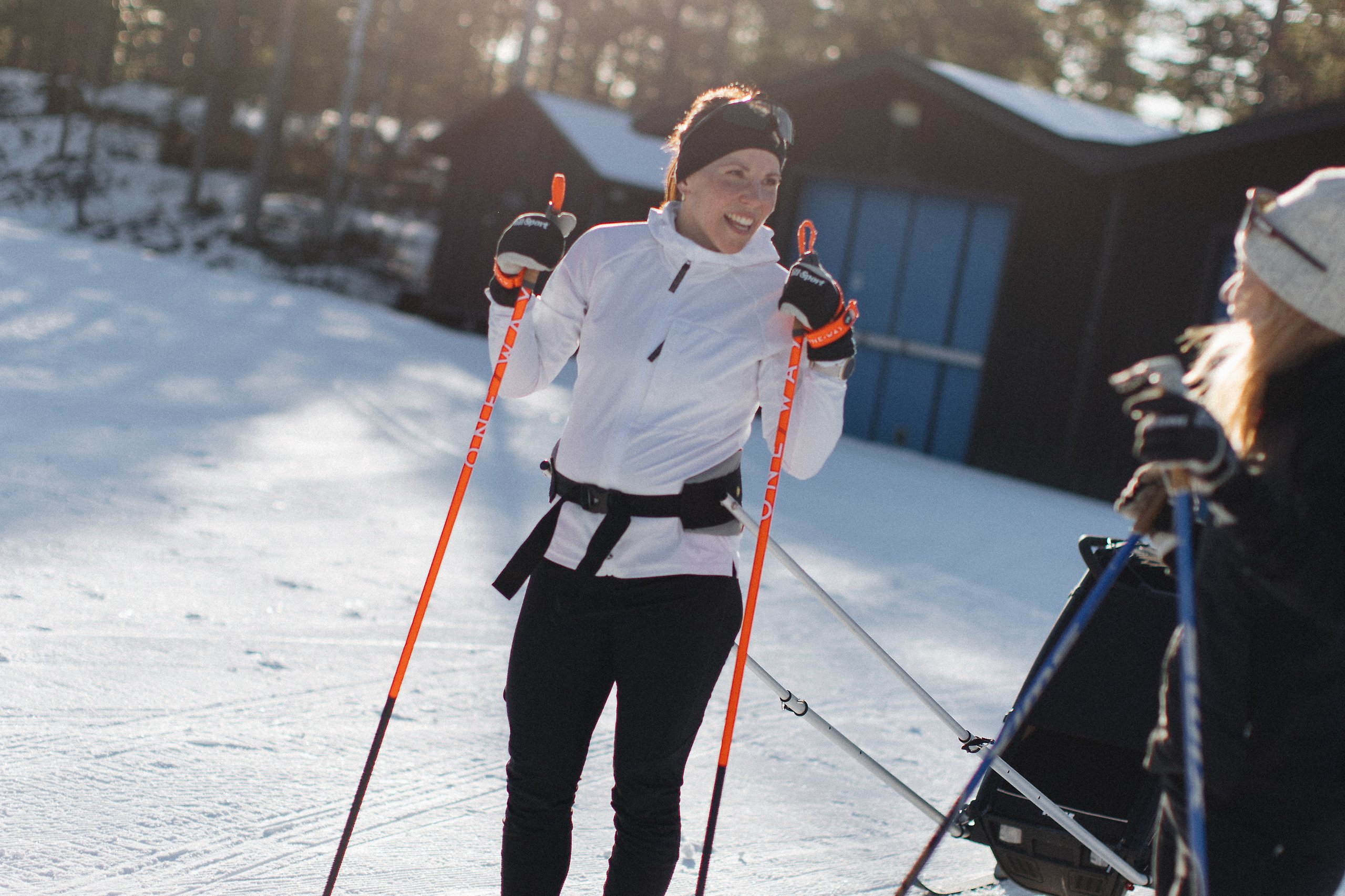 Charlotte Kalla står i skidspåret med stavar och skidor.