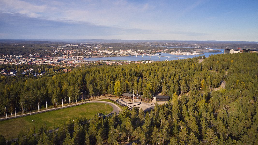Vi över Bike Arena på Södra Berget, med Sundsvalls stad i horisonten.